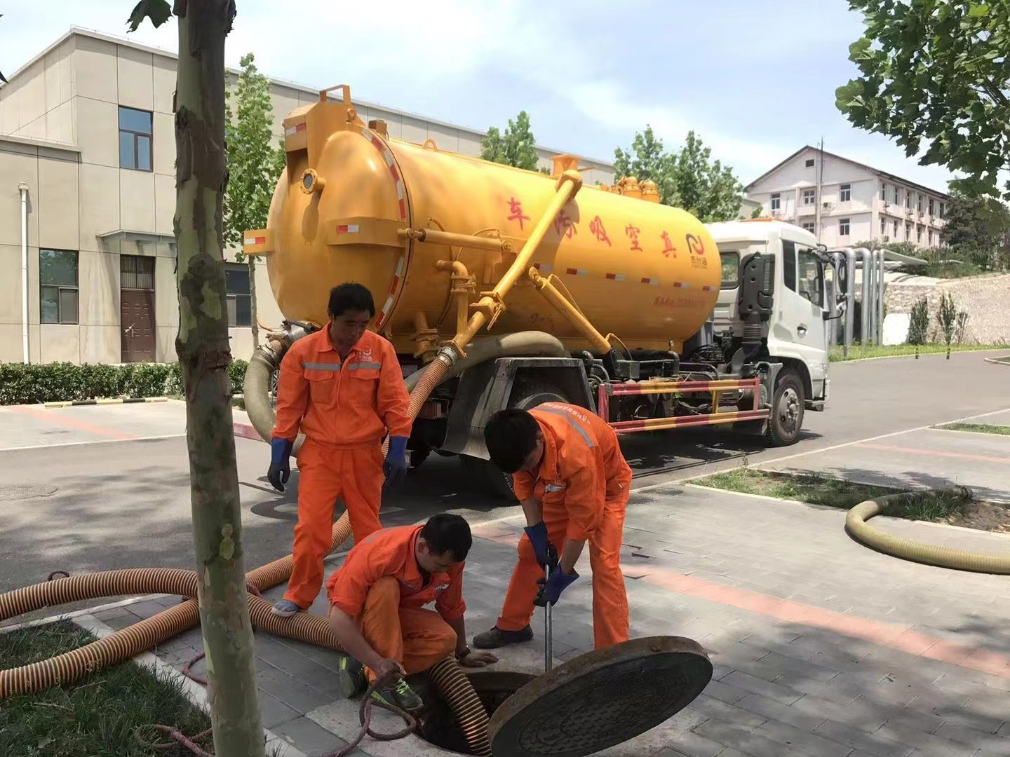 乌鲁木齐化粪池清理与5-8吨吸粪车施工效率分析